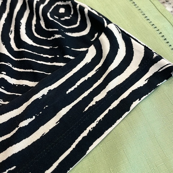 Dressbarn tee shirt style wrap dress in the mod swirl print you will love! Sz 16 - Picture 6 of 12